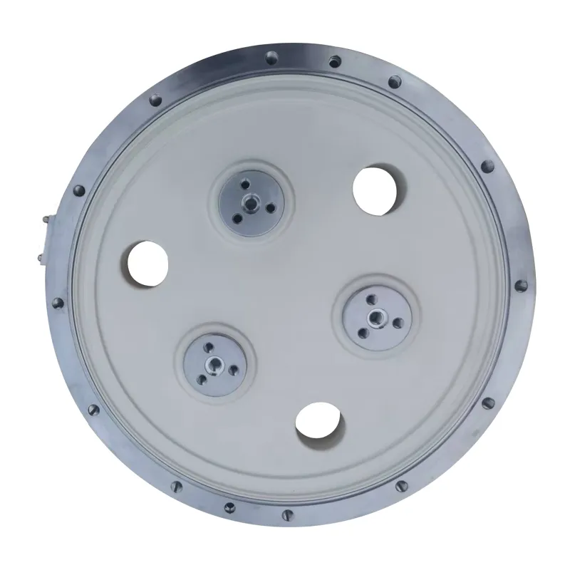 Трехполюсный чашечный изолятор с отверстием для газа и алюминиевым фланцем